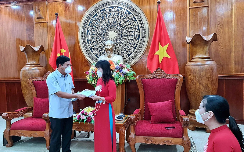 Bí thư Tỉnh ủy Cà Mau tặng quà cho các đại biểu phụ nữ tỉnh đi dự đại hội cấp trên nhân dịp 8/3.