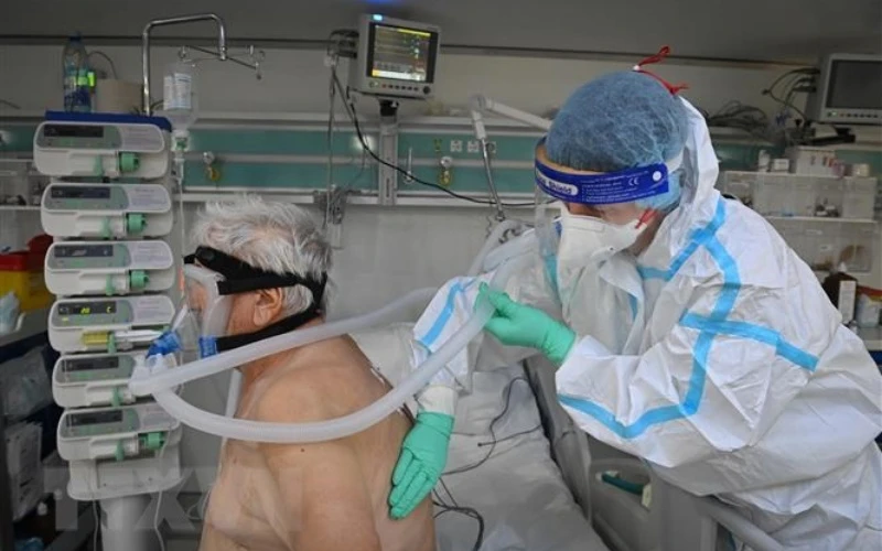 Nhân viên y tế điều trị cho bệnh nhân Covid19 tại bệnh viện ở Bucharest, Romania. (Ảnh: AFP/TTXVN)