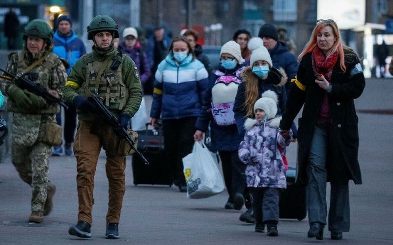 Các binh sĩ hộ tống bệnh nhi và người nhà từ Bệnh viện Nhi Trung ương Kiev đi sơ tán, Kiev, Ukraine, ngày 7/3/2022. (Ảnh: REUTERS)