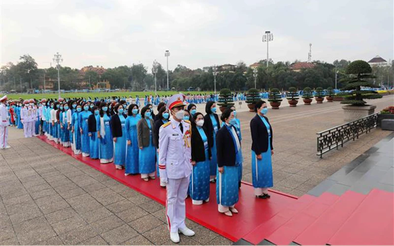 Các đại biểu vào Lăng viếng Chủ tịch Hồ Chí Minh. (Ảnh: An Đăng/TTXVN)