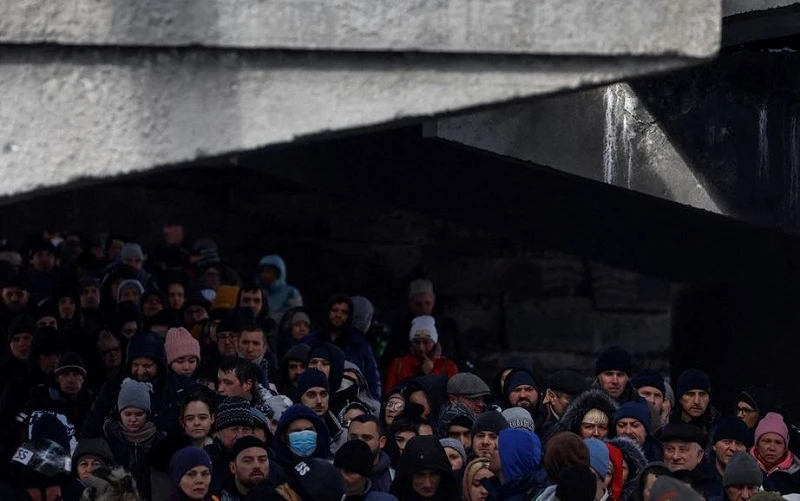Người dân Ukraine chờ qua sông khi sơ tán khỏi thành phố Irpin, phía tây bắc thủ đô Kiev, ngày 8/3/2022. (Ảnh: REUTERS)