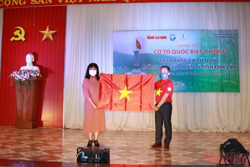 Phó Tổng Biên tập Báo Người lao động Bùi Thanh Liêm, trao tặng lá cờ Tổ quốc của Chủ tịch nước gửi tặng chương trình cho Phó Chủ tịch Ủy ban nhân dân tỉnh Đắk Lắk H’Yim Kdoh.
