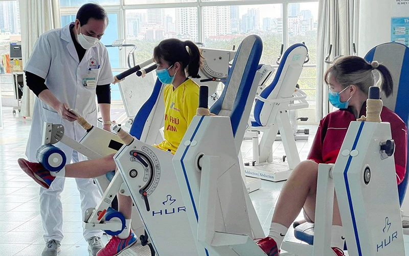 Hướng dẫn vận động viên phục hồi chức năng tại Bệnh viện Thể thao Việt Nam.