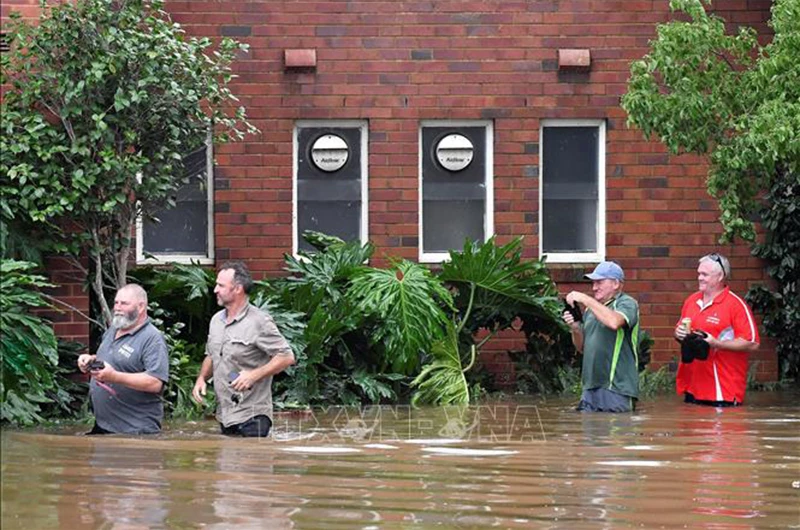 Người dân sơ tán khỏi vùng ngập lụt tại thành phố Sydney, Australia ngày 8/3/2022. (Ảnh: AFP/TTXVN)