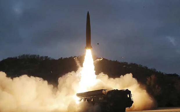 Một vụ phóng thử tên lửa dẫn đường chiến thuật do Triều Tiên tiến hành tại một địa điểm không xác định. (Ảnh: AFP/TTXVN)