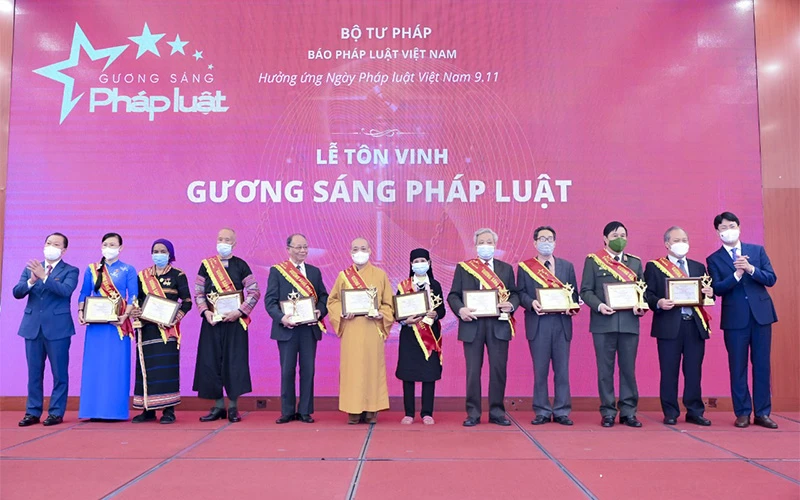 Lãnh đạo Bộ Tư pháp trao danh hiệu cho các cá nhân tiêu biểu đạt "Gương sáng pháp luật" lần thứ nhất, năm 2021. (ẢNH: VGP)