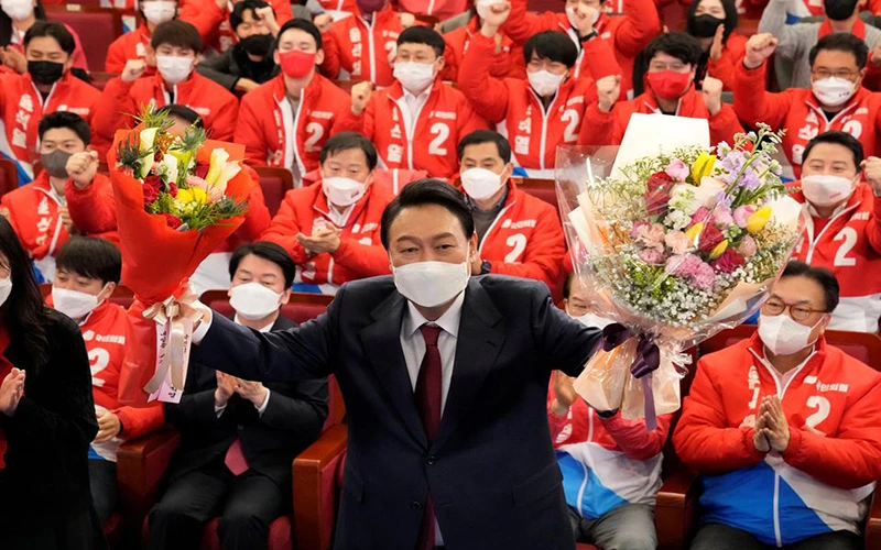 Ông Yoon Suk-yeol nhận hoa và lời chúc mừng từ các thành viên PPP và nghị sĩ tại Quốc hội Hàn Quốc, ngày 10/3. (Ảnh: Reuters)