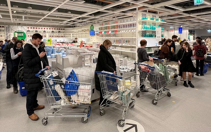 Khách hàng mua sắm trong một cửa hàng IKEA tại Nga, ngày 3/3. (Ảnh: Reuters)