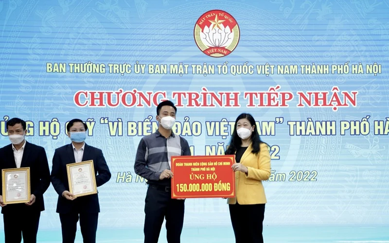 Đại diện Ủy ban Mặt trận Tổ quốc Việt Nam thành phố Hà Nội tiếp nhận ủng hộ từ Đoàn thanh niên.