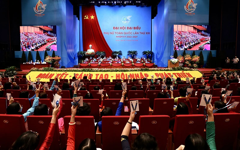 Các đại biểu biểu quyết thông qua danh sách Ban Chấp hành Trung ương Hội Liên hiệp Phụ nữ Việt Nam khóa XIII.