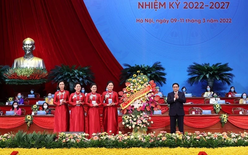 Thủ tướng Phạm Minh Chính tặng hoa chúc mừng Đại hội. (Ảnh: TTXVN)