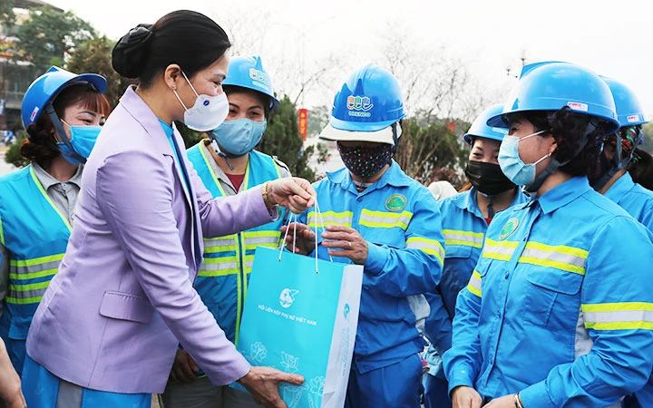 Đồng chí Hà Thị Nga trao quà tặng nữ công nhân lao động.