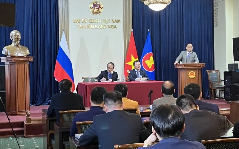 Chủ tịch Hội người Việt Nam tại LB Nga Đỗ Xuân Hoàng phát biểu tại cuộc họp. (Ảnh: QUẾ ANH) 
