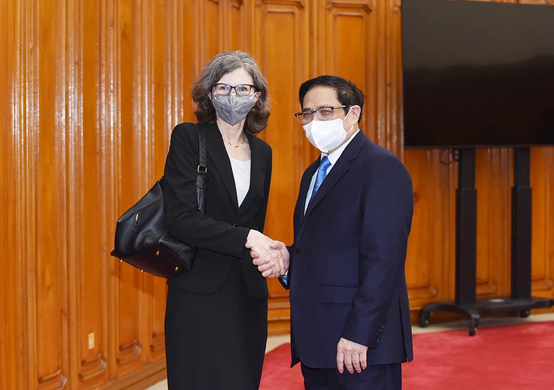 Thủ tướng Chính phủ Phạm Minh Chính tiếp bà Deborah Paul, Đại sứ Canada tại Việt Nam đến chào từ biệt. (Ảnh: Trần Hải)