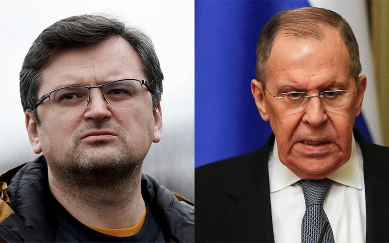 Ngoại trưởng Ukraine Dmytro Kuleba (trái) và Ngoại trưởng Nga Sergei Lavrov. (Ảnh tư liệu: Reuters)