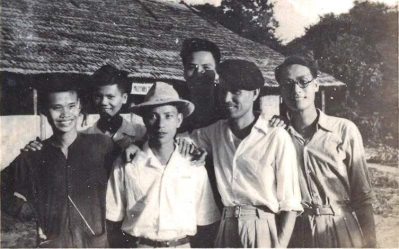 Học viên Trường dạy làm báo Huỳnh Thúc Kháng, năm 1949. Trong ảnh: Nhà báo Trần Kiên (tên đi học là Hoàng Kiên Trung) đứng ngoài cùng, bên phải. Nguồn: BẢO TÀNG BÁO CHÍ VIỆT NAM