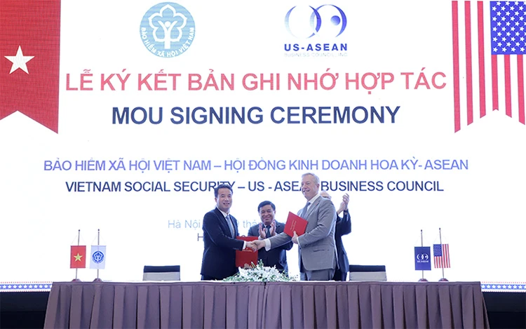 Tổng Giám đốc Nguyễn Thế Mạnh và ông Ted Osius trao Biên bản ghi nhớ (Ảnh: VSS).