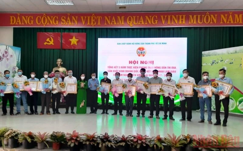 Các cá nhân hội viên Hội Nông dân Thành phố Hồ Chí Minh nhận bằng khen của Thành phố Hồ Chí Minh.