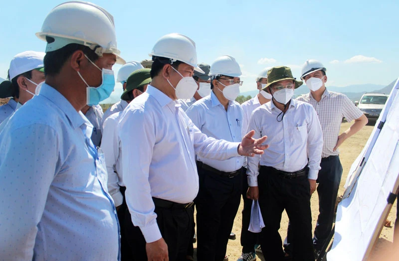 Đoàn công tác của UBND tỉnh Ninh Thuận đi kiểm tra thực tế tiến độ thi công của Dự án Hồ chứa nước Sông Than.