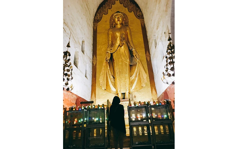 Một mình trước tượng Phật tại Old Bagan.