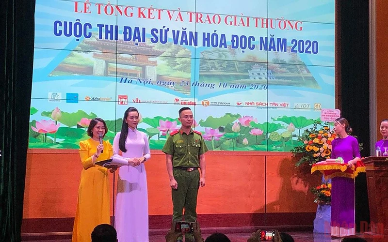 Các thí sinh đoạt giải tại Cuộc thi Đại sứ Văn hóa đọc năm 2020.