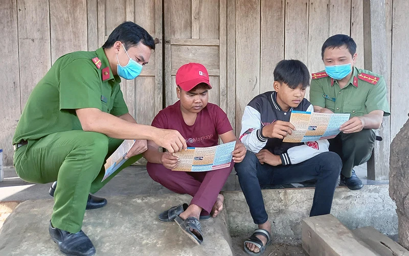 Đoàn viên Công an tỉnh Phú Yên tuyên truyền pháp luật về phòng, chống ma túy cho thanh niên dân tộc thiểu số ở xã Ea Ly, huyện Sông Hinh, tỉnh Phú Yên.