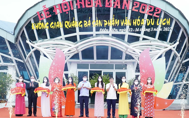 Ban tổ chức cắt băng khai mạc Hoạt động trưng bày, giới thiệu, quảng bá sản phẩm văn hóa, du lịch.