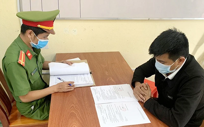 Công an huyện Đắk R'lấp (Đắk Nông) khởi tố Nguyễn Đức Thuận về hành vi hành hung nhân viên y tế. (Ảnh QUANG MINH)