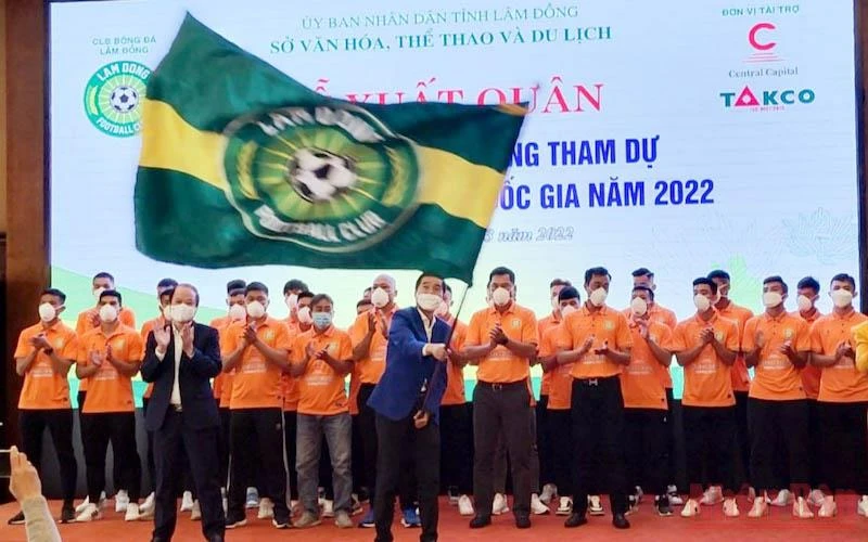 Lãnh đạo ngành thể thao Lâm Đồng phất cờ quyết thắng tại lễ xuất quân.