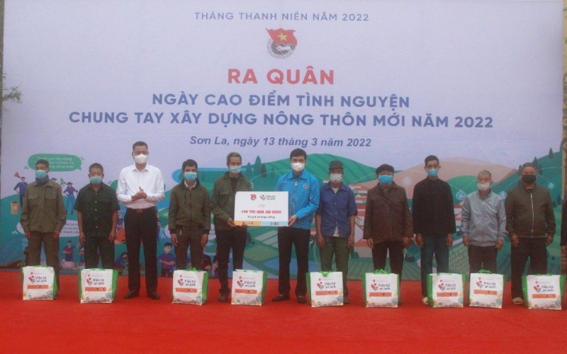 Đồng chí Bùi Quang Huy và Phó Chủ tịch UBND tỉnh Sơn La trao gói quà an sinh cho người dân.