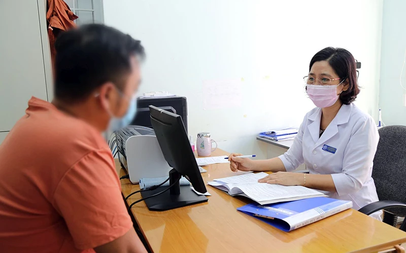 Khám, tư vấn cho bệnh nhân tại Khoa phòng, chống HIV/AIDS thuộc Trung tâm Kiểm soát bệnh tật tỉnh Đắk Lắk. (Ảnh ĐÌNH THI)