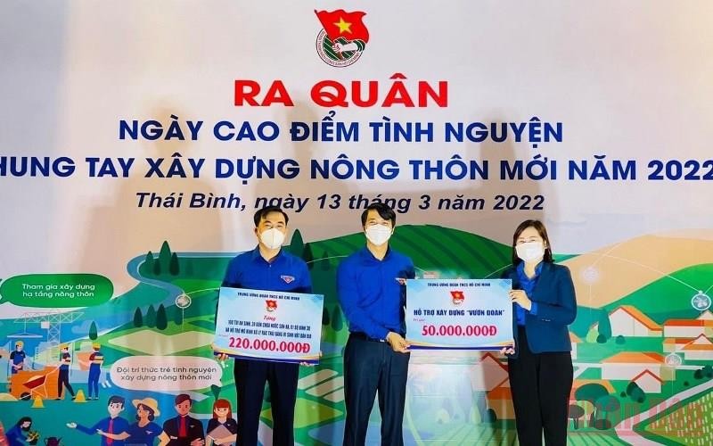 Trung ương Đoàn tặng biểu trưng kinh phí hỗ trợ xây dựng nông thôn mới tại tỉnh Thái Bình.