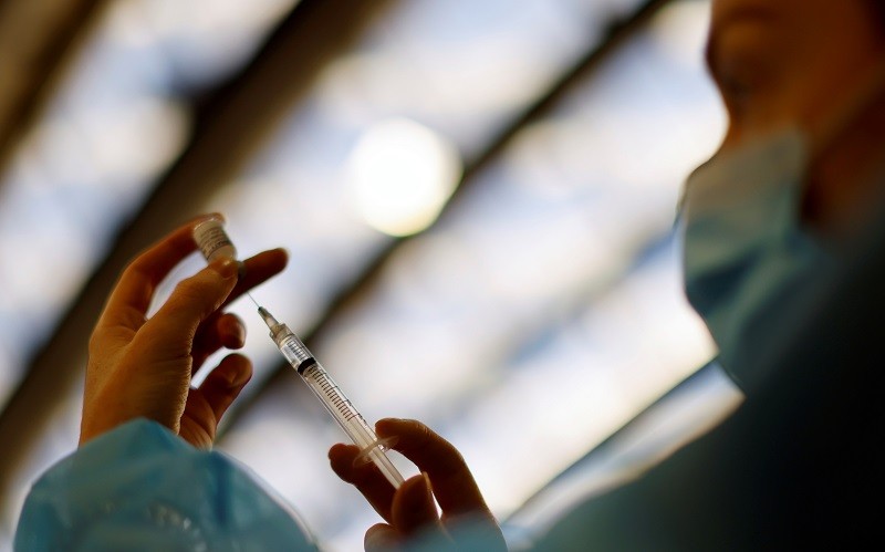 Nhân viên y tế chuẩn bị 1 liều vaccine Pfizer-BioNTech tại 1 trung tâm tiêm chủng ở Nice, Pháp, ngày 1/12/2021. (Ảnh: REUTERS)