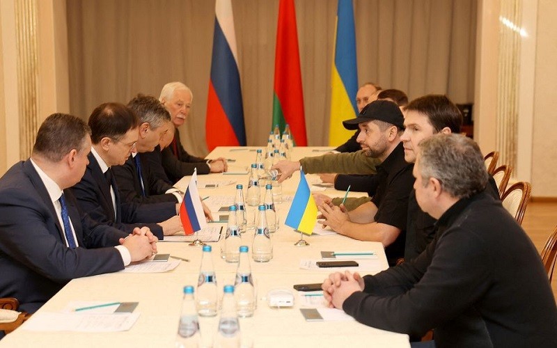 Đại diện phái đoàn Nga và Ukraine tham gia đàm phán tại khu vực Gomel, Belarus ngày 28/2/2022. (Ảnh: BelTA/REUTERS)