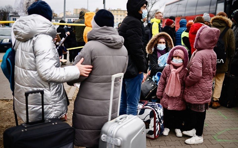 Người dân Ukraine sơ tán sang Przemysl, Ba Lan, ngày 28/2/2022. (Ảnh: REUTERS)