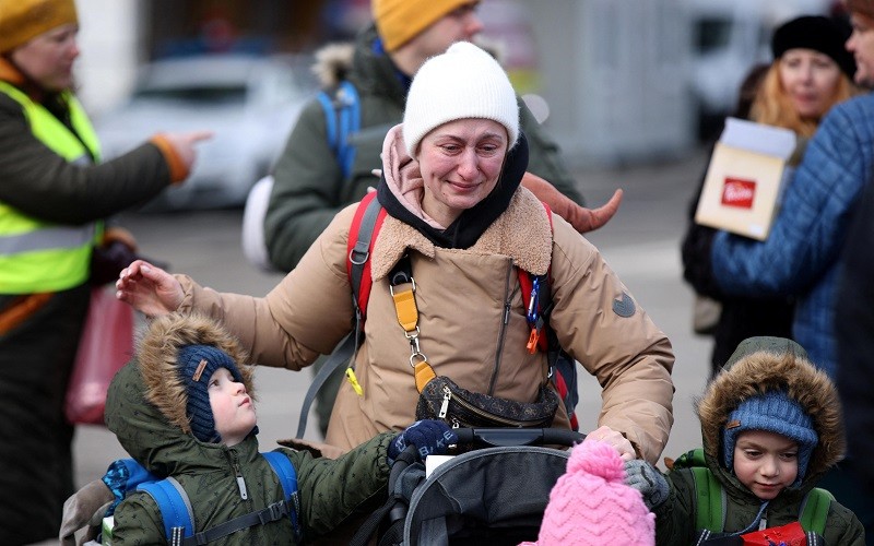 Người dân Ukraine đi sơ tán tại cửa khẩu biên giới ở Siret, Romania. (Ảnh: REUTERS)
