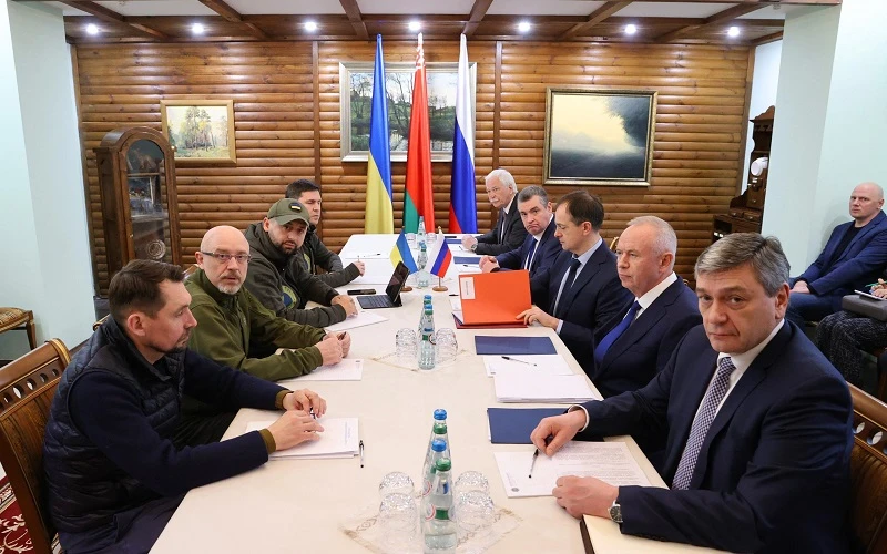 Phái đoàn Ukraine (trái) và Nga tại cuộc đàm phán ở vùng Brest, Belarus, ngày 7/3/2022. (Ảnh: AFP/TTXVN)