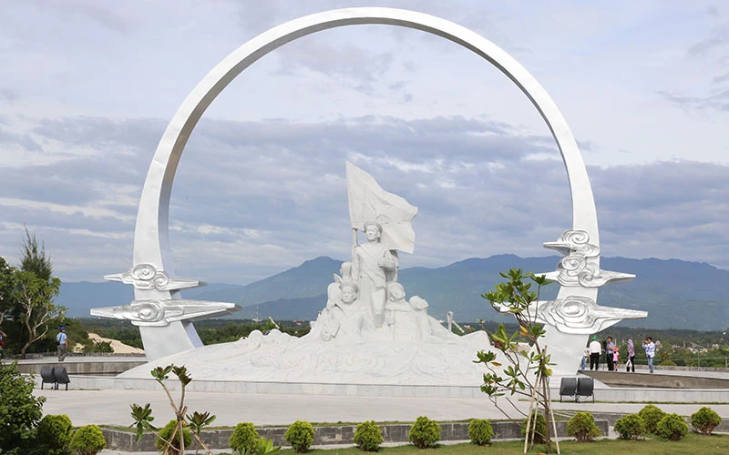 Tượng đài chiến sĩ Gạc Ma tại Khu tưởng niệm chiến sĩ Gạc Ma, xã Cam Hải Ðông, huyện Cam Lâm, tỉnh Khánh Hòa. 