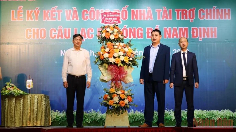 Phó Chủ tịch UBND tỉnh Nam Định Trần Lê Đoài tặng hoa cho lãnh đạo Tập đoàn Xuân Thiện.