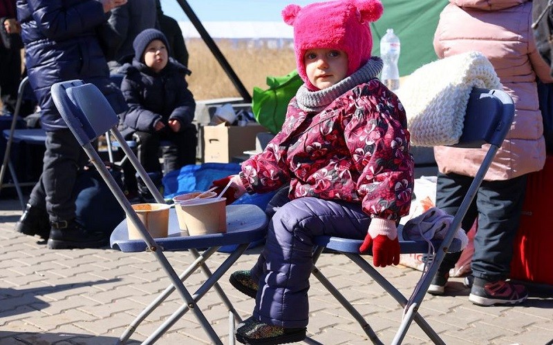 Trẻ em sơ tán khỏi Ukraine tại trạm kiểm soát biên giới ở Medyka, Ba Lan, ngày 11/3/2022. (Ảnh: REUTERS)