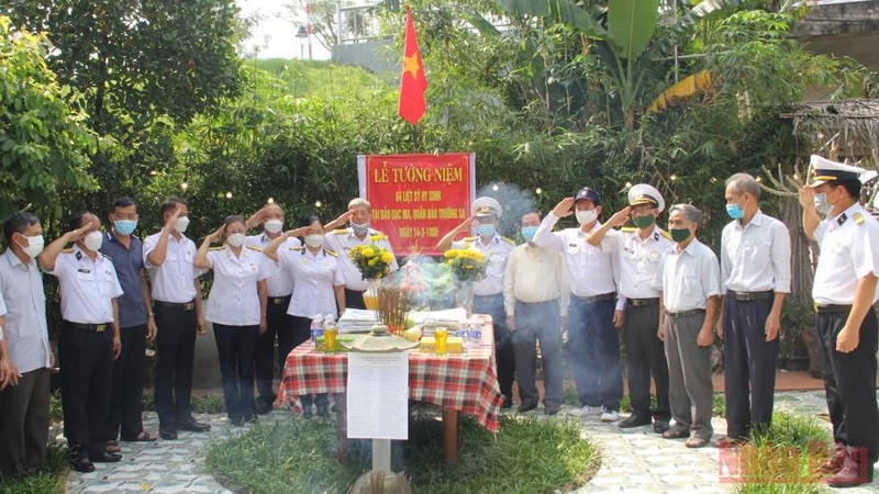 Lễ thắp hương tưởng niệm các liệt sĩ Gạc Ma được tổ chức tại phường Thọ Quang, vịnh Đà Nẵng.