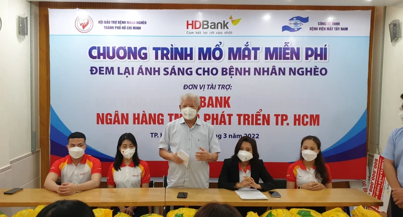 HDBank trao tặng 2.800 thẻ Bảo hiểm y tế và tài trợ 1.000 ca phẫu thuật mắt cho người dân