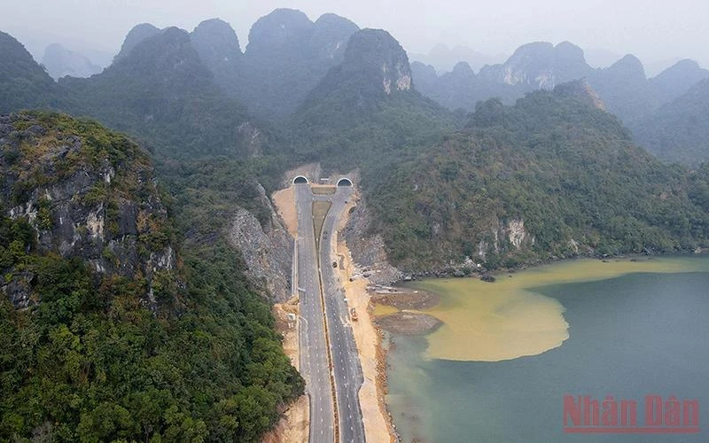 Hầm xuyên núi trên tuyến đường bao biển Quảng Ninh.