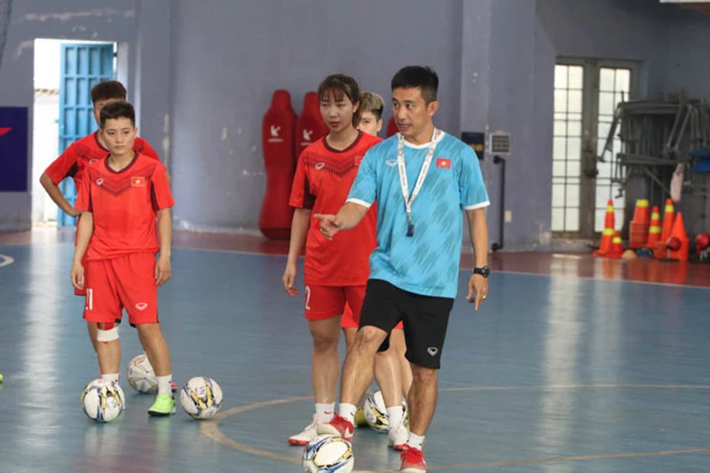 Huấn luyện viên Trương Quốc Tuấn dẫn dắt đội tuyển nữ futsal quốc gia. (Ảnh: VFF)