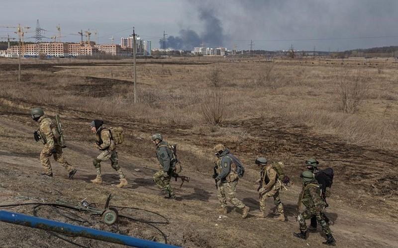 Các binh sĩ Ukraine di chuyển tại khu vực giao tranh ở Irpin, ngoại ô Kiev, Ukraine, ngày 12/3/2022. (Ảnh: REUTERS)
