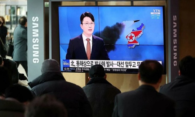 Người dân ở Seoul của Hàn Quốc theo dõi vụ phóng tên lửa của Triều Tiên trên TV. (Ảnh: Reuters)