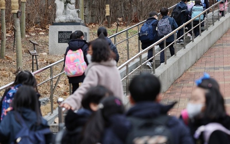 Học sinh tiểu học ở Seoul đến trường trong sáng 14/3/2022. (Ảnh: Yonhap)