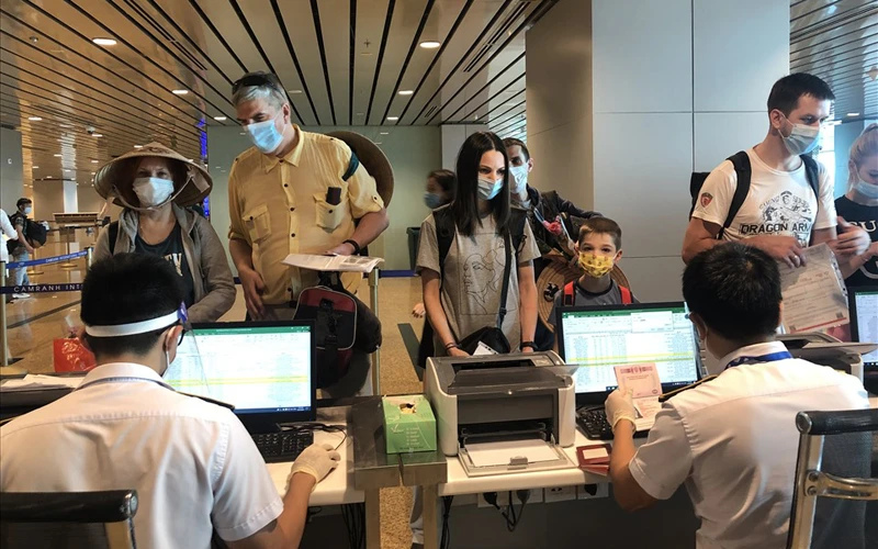 Du khách nước ngoài làm thủ tục nhập cảnh tại Cảng hàng không quốc tế Cam Ranh, Khánh Hòa (Ảnh: CTV)