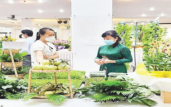 Khách hàng tham quan gian trưng bày các sản phẩm nông nghiệp công nghệ cao tại Trung tâm Dạy nghề và hỗ trợ nông dân thành phố.