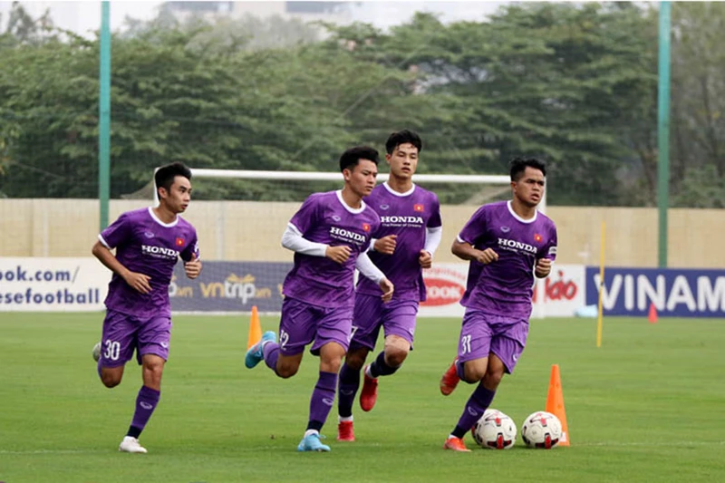 Các tuyển thủ U23 Việt Nam tập các bài luyện thể lực. (Ảnh: VFF)